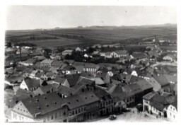 Humpolec, zajímavý záběr na spodní roh Dolního (Palackého) náměstí